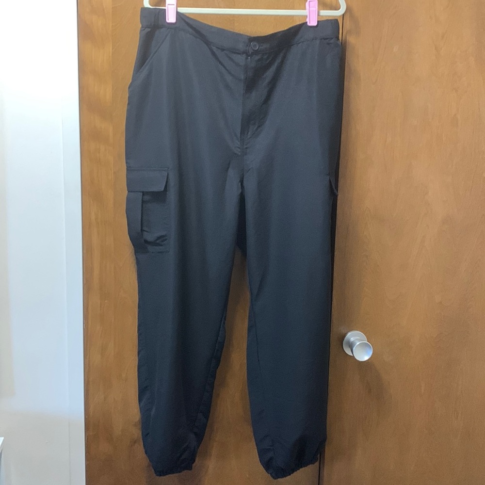 DIVIDED H & M BLACK GATHERED ANKLE CARGO PANTS SZ XL